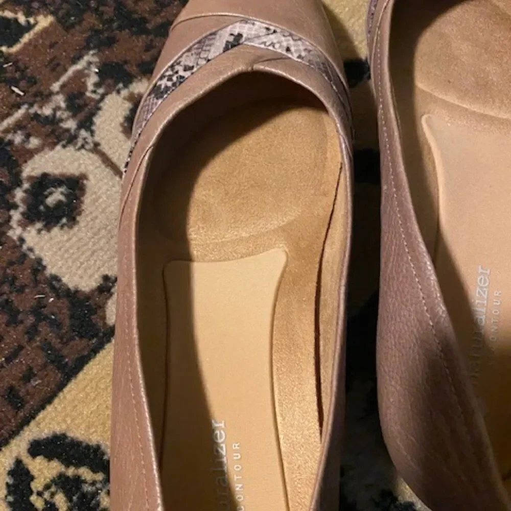 Naturalizer N5 Contour Jaye Alligator print slip on flat shoe, size 11M